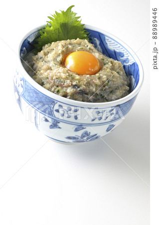 卵の黄身がトッピングされてる鯵のなめろう丼を白背景で撮影 88989446