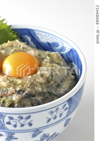 卵の黄身がトッピングされてる鯵のなめろう丼を白背景で撮影 88989452