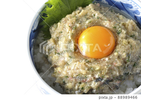 卵の黄身がトッピングされてる鯵のなめろう丼を白背景で俯瞰撮影 88989466