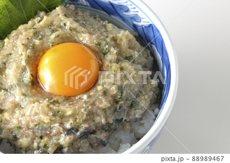 卵の黄身がトッピングされてる鯵のなめろう丼を白背景で俯瞰撮影 88989467