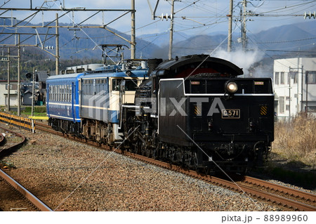 北陸本線を力走するC57 88989960