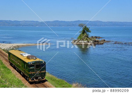 雨晴海岸を走る観光列車「べるもんた」 88990209