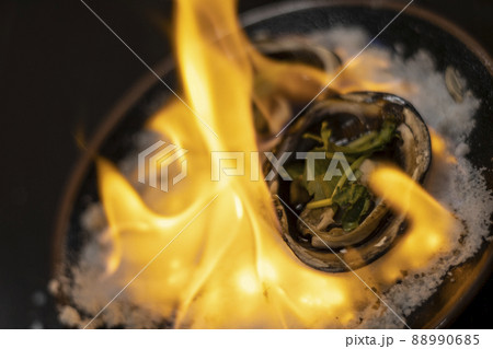 焼きアサリ　大アサリ　焼き貝　貝　海鮮　塩焼き　炎　料理　旅館　観光地　料理　調理　海の幸　海鮮 88990685