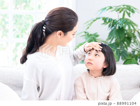 子供の熱を測るママ 88991104