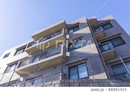 マンションの外観と青空_b_104 88991423