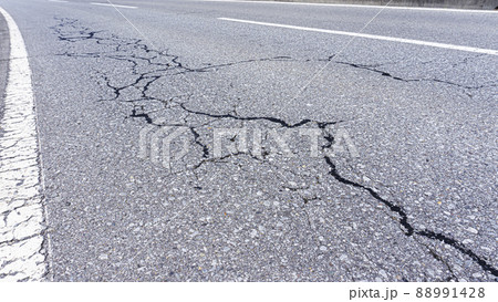 ひび割れたアスファルトの道路_01 88991428