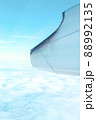飛行機の窓から見えるすばらしい景色　水色の空 88992135