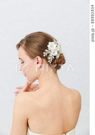 若い外国人女性のビューティー　ヘアーアクセサリー 88992834