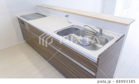 新築の新しいシステムキッチン_02 88993385