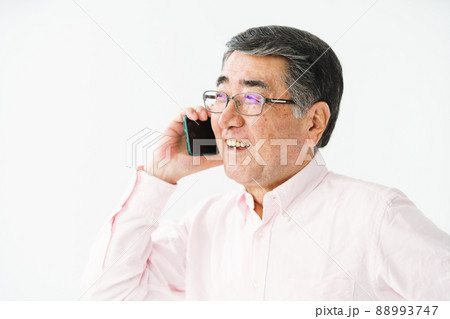シニア男性 スマホ 通話 シニア男性 スマホ 通話 88993747