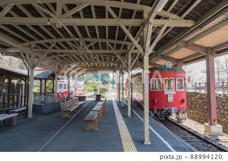 廃駅になった木造駅舎の屋根と電車 廃駅になった木造駅舎の屋根と電車 88994120