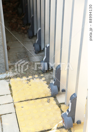 伸縮門扉のキャスター（韓国） 88994130