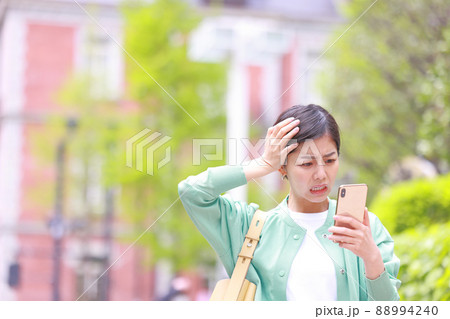 頭を抱えスマホを見る女性2 頭を抱えスマホを見る女性2 88994240