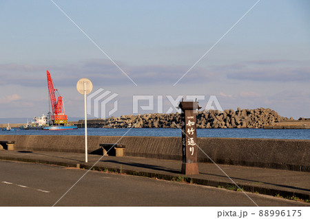 鹿児島県　屋久島　安房川の川沿いにある如竹通り　港のクレーンが見える 88996175