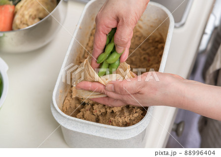 【出汁パックに枝豆を入れて糠床へ】 【出汁パックに枝豆を入れて糠床へ】 88996404
