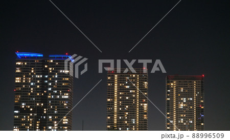 ビルの夜景 88996509