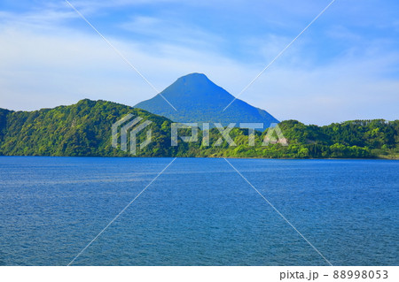 【鹿児島県】晴天下の開聞岳と池田湖(指宿) 【鹿児島県】晴天下の開聞岳と池田湖(指宿) 88998053