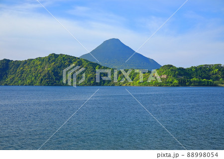 【鹿児島県】晴天下の開聞岳と池田湖（指宿） 88998054