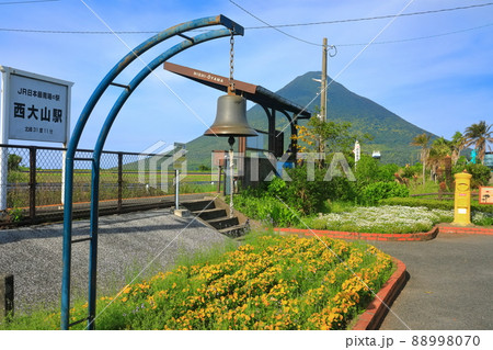 【鹿児島県】開聞岳と日本最南端の駅（西大山駅） 88998070