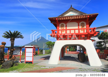 【鹿児島県】晴天下の開聞岳と龍宮神社(長崎鼻灯台公園) 【鹿児島県】晴天下の開聞岳と龍宮神社(長崎鼻灯台公園) 88998088