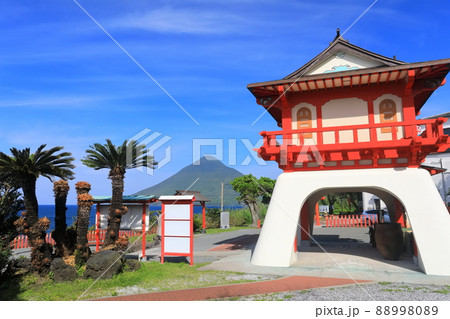 【鹿児島県】晴天下の開聞岳と龍宮神社（長崎鼻灯台公園） 88998089