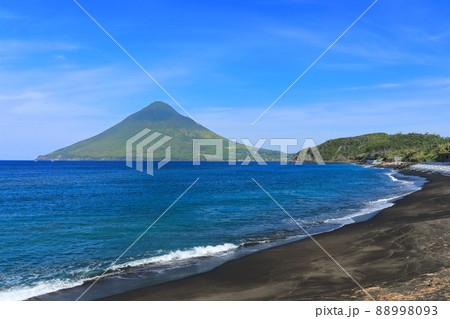 【鹿児島県】長崎鼻から望む開聞岳（指宿） 88998093