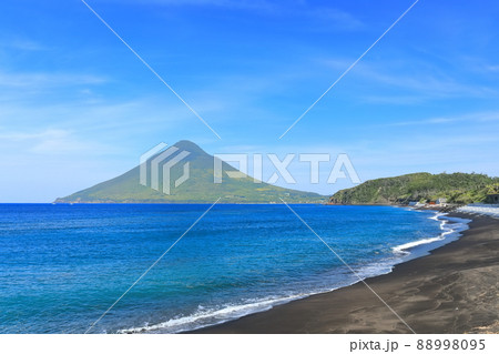 【鹿児島県】長崎鼻から望む開聞岳（指宿） 88998095