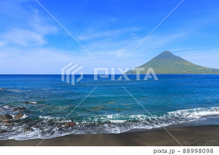 【鹿児島県】長崎鼻から望む開聞岳（指宿） 88998098