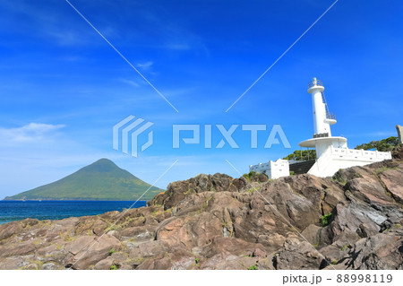 【鹿児島県】晴天下の薩摩長崎鼻灯台と開聞岳(指宿) 【鹿児島県】晴天下の薩摩長崎鼻灯台と開聞岳(指宿) 88998119