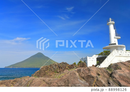 【鹿児島県】晴天下の薩摩長崎鼻灯台と開聞岳（指宿） 88998126