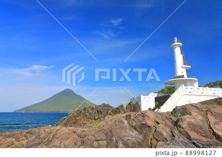 【鹿児島県】晴天下の薩摩長崎鼻灯台と開聞岳（指宿） 88998127