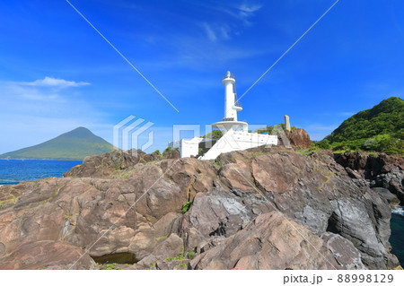 【鹿児島県】晴天下の薩摩長崎鼻灯台と開聞岳（指宿） 88998129