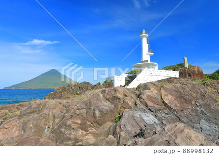 【鹿児島県】晴天下の薩摩長崎鼻灯台と開聞岳（指宿） 88998132
