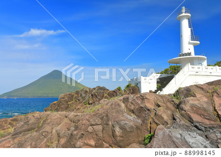 【鹿児島県】晴天下の薩摩長崎鼻灯台と開聞岳（指宿） 88998145