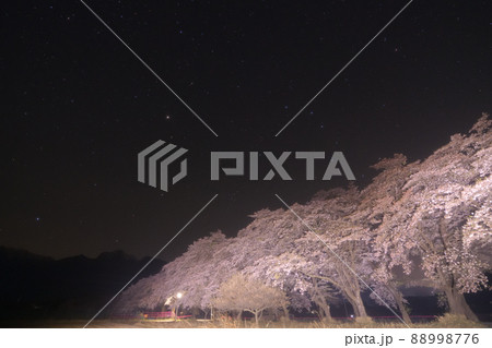 北杜市武川町、真原の桜並木の上の春の大曲線と南アルプスの山並み 北杜市武川町、真原の桜並木の上の春の大曲線と南アルプスの山並み 88998776