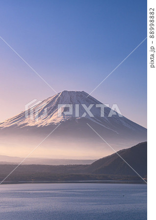 （山梨県）早朝、朝霧に包まれる富士山と本栖湖 88998882