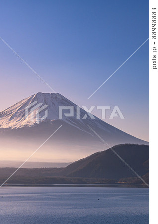 (山梨県)早朝、朝霧に包まれる富士山と本栖湖 (山梨県)早朝、朝霧に包まれる富士山と本栖湖 88998883
