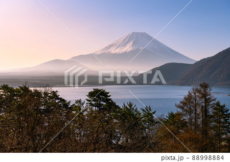 (山梨県)早朝、朝霧に包まれる富士山と本栖湖 (山梨県)早朝、朝霧に包まれる富士山と本栖湖 88998884