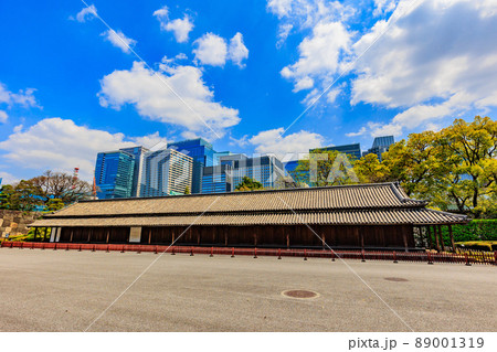 東京　千代田区　皇居にある百人番所とビル群 89001319