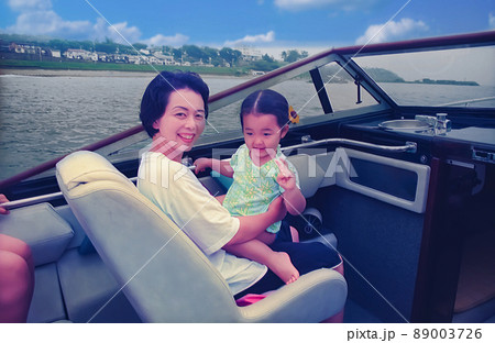 レジャー、モーターボートに乗る親子 レジャー、モーターボートに乗る親子 89003726
