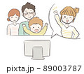 家族でオンライン教育を受ける子ども 89003787