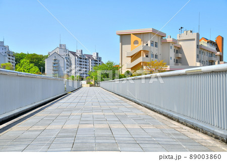 夕焼け歩道橋より別所小学校方面を望む(東京都八王子市)【2022.4】 夕焼け歩道橋より別所小学校方面を望む(東京都八王子市)【2022.4】 89003860