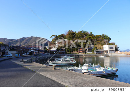 瀬戸内海に浮かぶ沖家室島、漁港風景 瀬戸内海に浮かぶ沖家室島、漁港風景 89003934