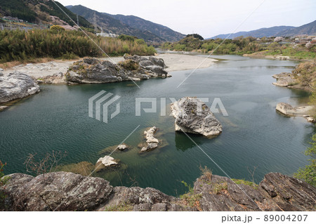 吉野川中流域、春の「美濃田の淵」(徳島県東みよし町) 吉野川中流域、春の「美濃田の淵」(徳島県東みよし町) 89004207