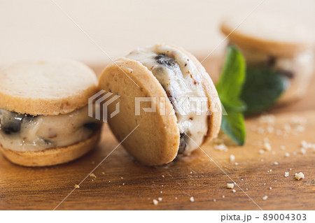 レーズンバターサンド　バターサンドの写真素材 89004303