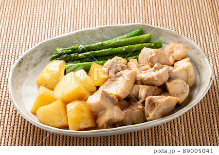 鶏肉とじゃがいもとアスパラガスのバター醤油炒め。 89005041