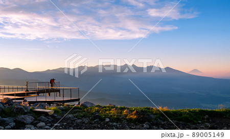 車山の夜明け（山頂から八ヶ岳・富士山を望む） 89005149