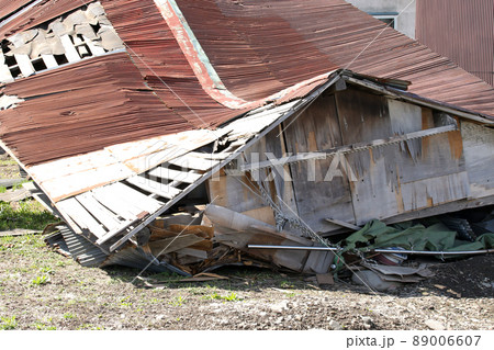 建物、災害、倒壊、壊れる、屋外、倉庫、廃墟、瓦礫、破壊、廃材 89006607