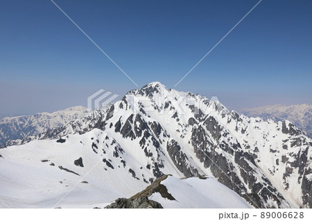 〔富山県・4月〕別山（立山三山）から眺める、岩と雪の殿堂　剱岳 89006628