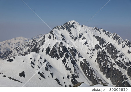 〔富山県・4月〕別山（立山三山）から眺める、岩と雪の殿堂　剱岳 89006639